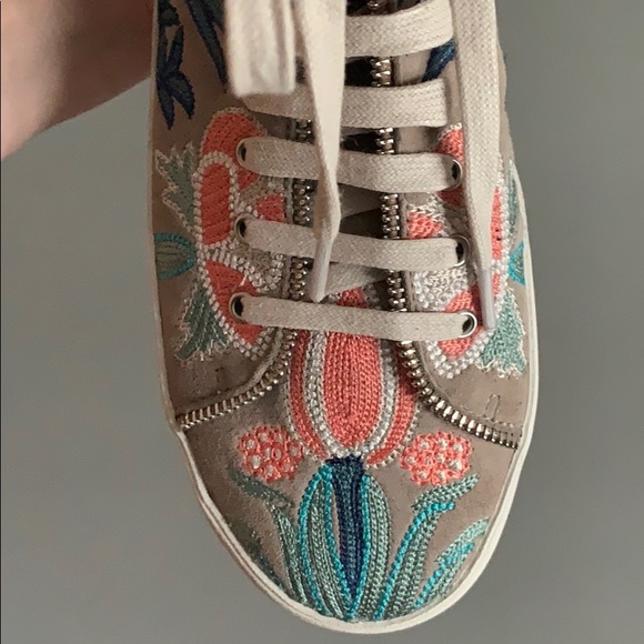 🌸 Rebecca Minkoff Zaina NIB Embroidered Sneakers - Picture 2 of 8